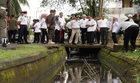 Pj Bupati Muba instruksikan gotong royong bersih-bersih lingkungan cegah DBD.