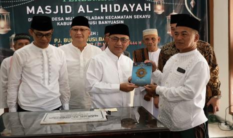  Pj Bupati Muba Apriyadi berserta rombongan di Desa Teladan disambut antusias oleh masyarakat setempat. Peresmian masjid ini pun ditandai dengan penandatanganan prasasti sekaligus menyerahkan bantuan untuk masjid Al-Hidayah berupa Alquran Juz 'Amma.