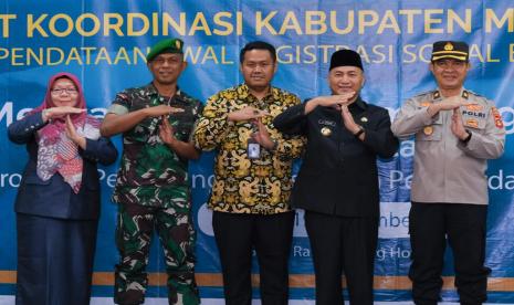  Pj Bupati Musi Banyuasin (Muba) Apriyadi meminta seluruh elemen pemerintah dan masyarakat di Kabupaten Muba, ikut menyukseskan Pendataan Awal Registrasi Sosial Ekonomi (Regsosek) tahun 2022. 