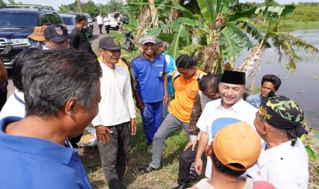 Pj Bupati Musi Banyuasin (Muba) Apriyadi mendengarkan langsung keluhan petani Desa Epil.