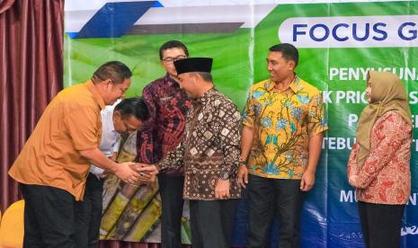 Pj Bupati Musi Banyuasin (Muba) H Apriyadi membuka  Focus Grup Discussion (FGD) Penyusunan peta peluang investasi proyek prioritas strategis di Muba.