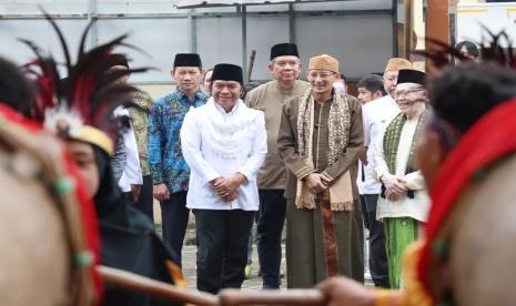  Pj Gubernur Banten Al Muktabar ikut mendampingi Menteri Pariwisata dan Ekonomi Kreatif (Menparekraf) Sandiaga Salahuddin Uno melakukan launching program Santri Digitalpreneur 2024 yang dilaksanakan di Pondok Pesantren (Ponpes) Nur El Falah, Kubang Petir, Kecamatan Petir, Kabupaten Serang, Jumat (29/3/2024).