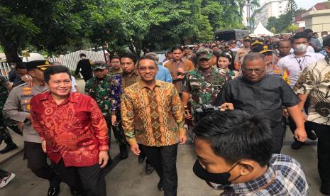 Pj Gubernur DKI Jakarta Heru Budi Hartono (tengah). Pj Gubernur DKI Heru Budi melakukan sidak di dua badan di Pemprov DKI Jakarta.