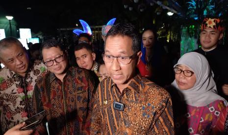  Pj Gubernur DKI Jakarta Heru Budi Hartono saat diwawancarai di Lapangan Banteng, Jakarta Pusat, Sabtu (20/7/2024) malam. Pemprov DKI Jakarta akan membuka rekrutmen 1.700 tenaga pendidik.