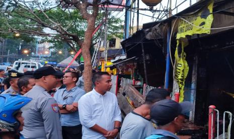 Pj Gubernur Jabar, Bey Machmudin meninjau kebakaran pasar simpang Dago, Jumat (26/7/2024).