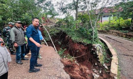 Pj Gubernur Jabar Bey Machmudin meninjau lokasi Kampung Cigombong, Desa Cibedug, Kecamatan Rongga, Kabupaten Bandung Barat.