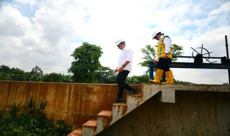 Pj Gubernur Jabar Bey Machmudin meninjau Pengendali Banjir Kali Bekasi