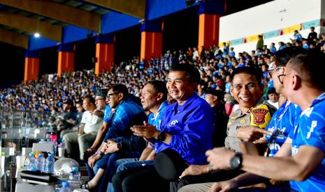 Pj Gubernur Jabar Bey Machmudin menyaksikan Final Liga 1 Champion Series pertemuan ke-1  Persib vs Madura United di Stadion Si Jalak Harupat, Kabupaten Bandung, Minggu (26/5/2024).