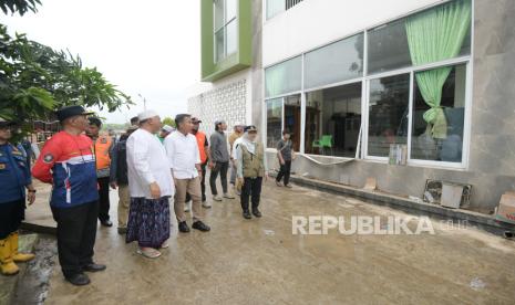 Pj Gubernur Jabar, Bey Machmudin, saat meninjau lokasi banjir bandang di Kelurahan Watubelah, Kecamatan Sumber, Kabupaten Cirebon