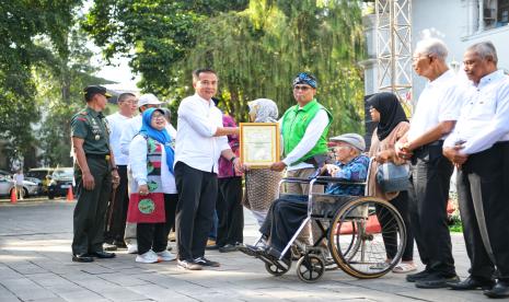 Pj Gubernur Jabar Bey memberikan penghargaan di Hari Lanjut Usia Nasional Tingkat Provinsi Jawa Barat Tahun 2024, di Halaman Depan Gedung Sate, Jalan Diponegoro, Kota Bandung, Rabu (19/6/2024).