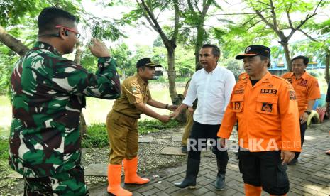 Pj Gubernur Jabar Bey meninjau dua lokasi banjir yakni Desa Dayeuhkolot dan kawasan Taman Air Sektor 6, Desa Bojongsoang, Kecamatan Bojongsoang, Senin (25/11/2024). 