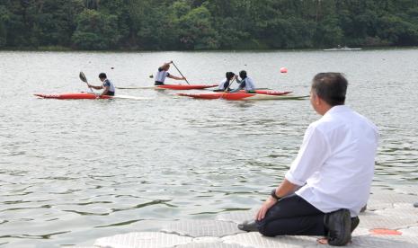 Pj Gubernur Jabar Bey saat berkunjung ke Pelatda PON Cabor Dayung di Venue Cabor Dayung Situ Cipule Karawang, Senin (18/3/2024).