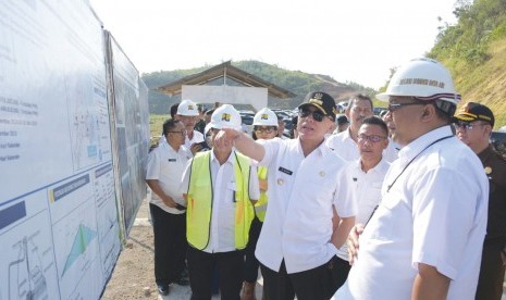  Pj Gubernur Jabar H Mochamad Iriawan memberi arahan saat meninjau sejumlah mega proyek infrastruktur di Provinsi Jabar, belum lama ini. 