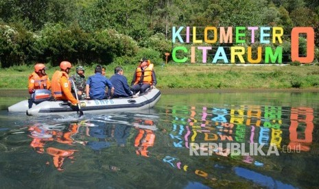 Pj Gubernur Jabar, M Iriawan meninjau Sungai Cisanti Kabupaten Bandung sebagai hulu Sungai Citarum, Jumat (6/7).