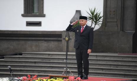 Pj Gubernur Jabar Menjadi Pembina Upacara Peringatan Hari Lahir Pancasila Tahun 2024 Tingat Provinsi Jawa Barat, Di Halaman Depan Gedung Sate, Kota Bandung, Sabtu (1/6/2024) 