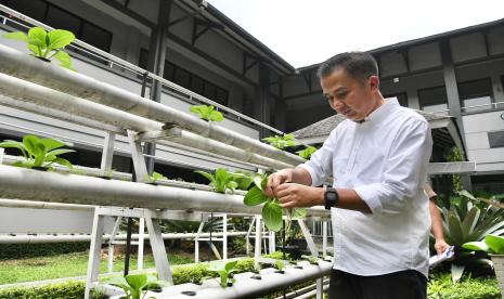 Pj Gubernur Jabar saat mengunjungi kantor Dinas Tanaman Pangan dan Hortikultura Jabar