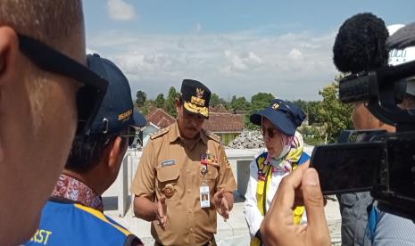 PJ Gubernur Jateng Nana Sudjana mengecek kesiapan tol fungsional Yogya-Solo, Kamis (14/12).