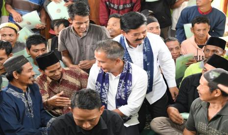 Pj Gubernur Jawa Barat Bey Machmudin mendampingi Menteri ATR/Kepala BPN Hadi Tjahjanto menyerahkan sertifikat huntap masyarakat terdampak bencana longsor/banjir di Desa Sukarasa, Kecamatan Cigudeg, Kabupaten Bogor, Jumat (19/1/2024).