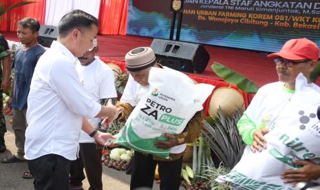 Pj Gubernur Jawa Barat Bey Machmudin menghadiri Panen Raya Bersama Komoditas Bawang Merah bersama Menteri Pertanian dan KSAD TNI di Lahan Pertanian Terpadu Korem 051/WKT, Kabupaten Bekasi, Selasa (11/6/2024).