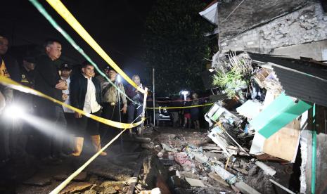 Pj Gubernur Jawa Barat Bey Machmudin meninjau lokasi pipa PDAM yang jebol di Jalan Cibangkong Lor, RW 005, Kelurahan Maleer, Kecamatan Batununggal, Kota Bandung. Rabu (5/6/2024)