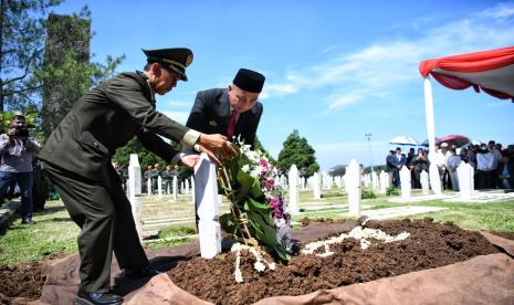 Pj Gubernur Jawa Barat Bey Machmudin menjadi inspektur upacara pemakaman almarhum Mayjen TNI Purnawirawan HR Nuriana di Taman Makam Pahlawan Cikutra, Kota Bandung, Kamis (11/7/2024).