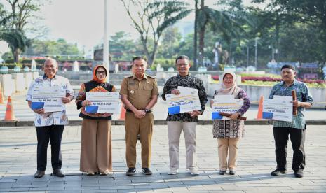  Pj Gubernur Jawa Barat Bey Machmudin menjadi pembina apel pagi sekaligus menyerahkan SK Pensiun, Piagam Penghargaan, Tabungan Hari Tua dan KTP Elektronik secara simbolis kepada ASN Purna Tugas di lingkungan Pemdaprov Jabar di halaman depan Gedung Sate, Kota Bandung, Senin (5/8/2024).