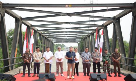 Pj. Governor of West Java Bey Machmudin inaugurated the Reuse and Handover of Cikarang Bridge Assets to the Bekasi Regency Government at Cikarang I Bridge, Bekasi Regency, Wednesday (1/5/2024).