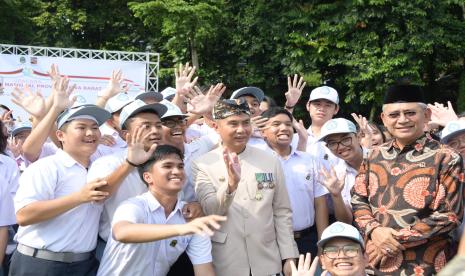 Pj Gubernur Jawa Barat Bey Machmudin Saat Melaksanakan Rangkaian Acara Peringatan Hari Pendidikan Nasional Tahun 2024 Tingkat Provinsi Jawa Barat di Lapangan Sempur, Kota Bogor, Kamis (2/5/2024). 