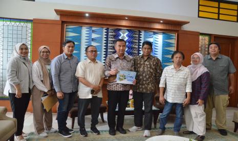 Pj Gubernur Jawa Barat Bey Machmudin (tengah) berfoto bersama jajaran Pimpinan Republika saat audensi terkait rencana kegiatan lingkungan bertajuk Sehati untuk Bumi di Gedung Sate, Kota Bandung, Rabu (22/5/2024). Dalam kesempatan itu, Bey mendukung dan mengapresiasi kegiatan yang diselenggarakan oleh Republika dalam rangka memperingati HUT Provinsi Jawa Barat ke-79.