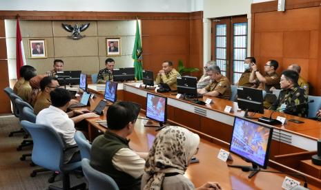 Pj Gubernur Jawa Barat (Jabar) Bey Machmudin saat menggelar rapat di Gedung Sate