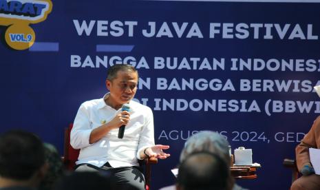 Pj Gubernur Jawa Barat (Jabar) Bey Macmudin menyampaikan pemaparan terkait acara West Java Festival 2024 saat acara Bewara Jawa Barat (Beja) di Gedung Sate, Kota Bandung, Selasa (20/8/2024). 