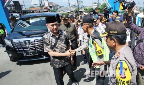 Pj Gubernur Jawa Barat, Komjen Pol M Iriawan diwawancara wartawan saat peninjauan arus balik, di Cileunyi, Kabupaten Bandung, Rabu (20/6). 