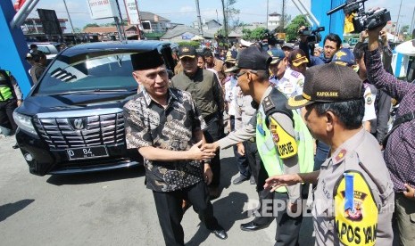 Pj Gubernur Jawa Barat, Komjen Pol M Iriawan menyalami petugas saat peninjauan arus balik, di Cileunyi, Kabupaten Bandung, Rabu (20/6).