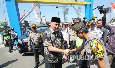 Pj Gubernur Jawa Barat, Komjen Pol M Iriawan menyalami petugas saat peninjauan arus balik, di Cileunyi, Kabupaten Bandung, Rabu (20/6).