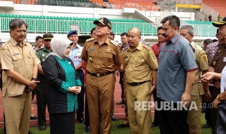 Pj Gubernur Jawa Barat M Iriawan bersama Bupati Bogor Nurhayanti memantau kesiapan GOR Pakansari yang akan dijadikan salah satu venue Asian Games 2018, Selasa (10/7). 