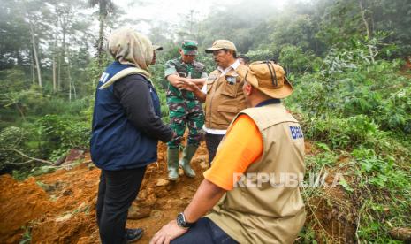 Pj Gubernur Jawa Tengah Nana Sudjana melakukan peninjauan ke Desa Kasimpar, Kecamatan Petungkriyono, Kabupaten Pekalongan, yang terdampak tanah longsor, Rabu (22/1/2025).