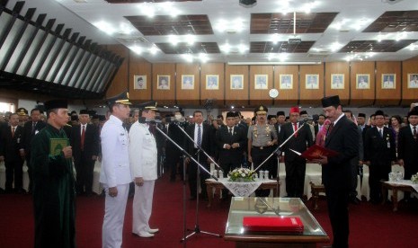 Pj Gubernur Kalimantan Tengah, Hadi Prabowo (kanan) melantik Bupati dan Wakil Bupati Kotawaringin Timur Supian Hadi - Muhammad  Taufiq Mukri di Kantor Gubernur Kalteng, Aula Jaya Tingang, Palangka Raya, Rabu (17/2)