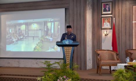 Pj Gubernur Kepulauan Bangka Belitung (Babel) Suganda Pandapotan Pasaribu, saat membuka kegiatan workshop Evaluasi Pengelolaan Keuangan dan Pembangunan Desa di Ruang Pasir Padi Kantor Gubernur Babel.