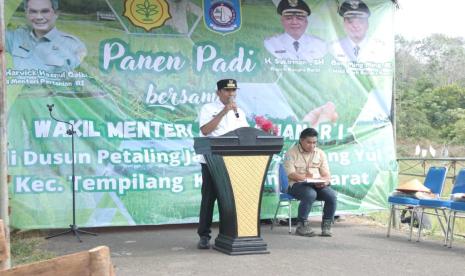 Pj Gubernur Kepulauan Bangka Belitung (Babel) Suganda Pandapotan Pasaribu, saat meninjau pertanian Dusun Petaling Jaya, Desa Simpang Yul, Kecamatan Tempilang, Kabupaten Bangka Barat, Bangka Belitung. 