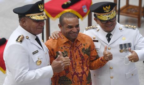 Pj. Gubernur Papua Barat Paulus Waterpauw (kiri) dan Pj. Gubernur Sulawesi Barat Akmal Malik (kanan) berfoto bersama kerabatnya saat pelantikan lima penjabat gubernur di Kemendagri, Jakarta, Kamis (12/5/2022)