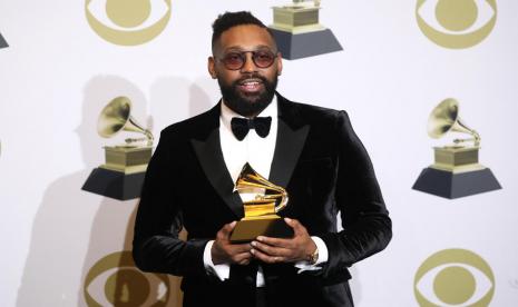 PJ Morton berpose dengan piala Grammy untuk Kategori Best R&B Song dalam Grammy Awards di Staples Center, Los Angeles, California, AS,  26 Januari 2020. Morton akan tampil di Java Jazz Festival 2022, JIEXpo Kemayoran, Jakarta pada akhir Mei 2022.