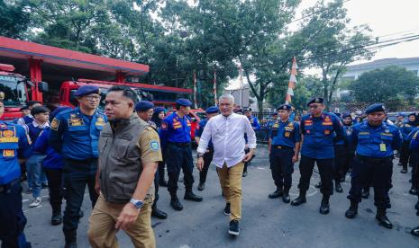 Pj) Wali Kota Bandung, Bambang Tirtoyuliono saat kunjungan kerja ke Kantor Diskar PB Kota Bandung, Senin (19/2/2024).