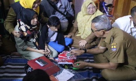 Pj Wali Kota Cirebon, Agus Mulyadi bersama  Staf Kementerian Sekretariat Negara RI, mengunjungi kediaman ARP (13) di Kampung Gunung Sari Bedeng, Kelurahan Pekiringan, Kecamatan Kesambi, Kota Cirebon, Senin (13/5/2024). ARP sejak beberapa bulan terakhir mengalami depresi setelah handphone hasil jerih payahnya dijual ibunya karena terdesak kebutuhan ekonomi. 