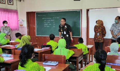 Pj Wali Kota Salatiga, Sinoeng Noegroho Rachmadi saat mendatangi SDN Sidorejo Lor, Kecamatan Sidorejo, Kota Salatiga, Kamis (18/8).