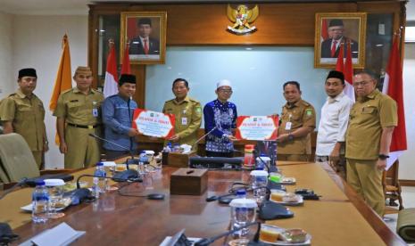 Pj Wali Kota Tangerang Nurdin saat menerima kunjungan dua putra terbaik Kota Tangerang yang akan mengikuti MTQ International Katara Quran 2024 di Qatar, Senin (12/2/2024) 