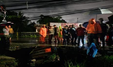 Pj Wali Kota Tasikmalaya, Cheka Virgowansyah, melihat kondisi jembatan di Jalan Ahmad Yani, Kecamatan Tawang, Kota Tasikmalaya, Kamis (23/11/2022) malam. Badan jembatan itu dilaporkan mengalami longsor pada Kamis sore. 