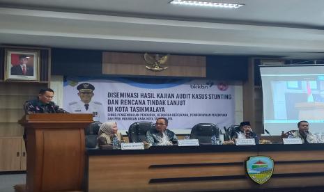 Pj Wali Kota Tasikmalaya, Cheka Virgowansyah, memberikan sambutan dalam kegiatan Diseminasi Hasil Kajian Audit Kasus Stunting dan Rencana Tindak Lanjut di Kota Tasikmalaya, di Aula Bale Kota Tasikmalaya, Kamis (24/11/2022). 