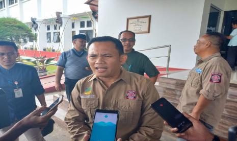 Pj Wali Kota Tasikmalaya, Cheka Virgowansyah, saat diwawancara usai melepas keberangkatan Tagana Kota Tasikmalaya untuk membantu penanganan pascagempa di Kabupaten Cianjur, di Bale Kota Tasikmalaya, Jumat (25/11/2022). 