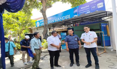 Pj Wali Kota Yogyakarta Singgih Raharjo dan Dirut BPD DIY Santoso Rohmad saat meresmikan agen Laku Pandai di Bank Sampah Wirosaban Mandiri, Rabu (20/9/2023).