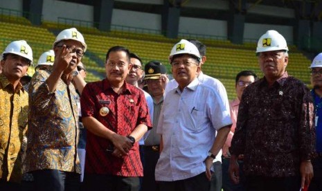 Pj Walikota Bekasi dampingi Jusuf Kalla tinjau persiapan Asian Games 2018 di Stadion Patriot Chandrabaga Kota Bekasi, Jumat (27/4).